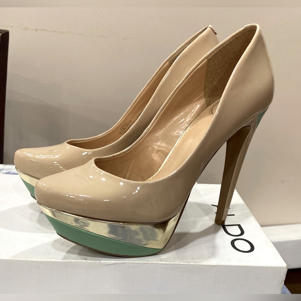 Nude heels with green and gold accents - Size 5.5